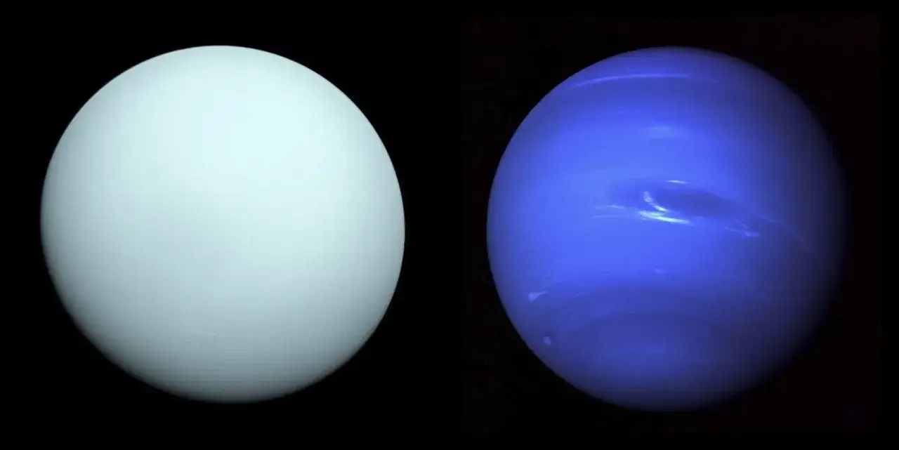 Två isjättar, Uranus och Neptunus, i rymdens mörker. Uranus är ljusblå, Neptunus djupblå med virvlande moln.