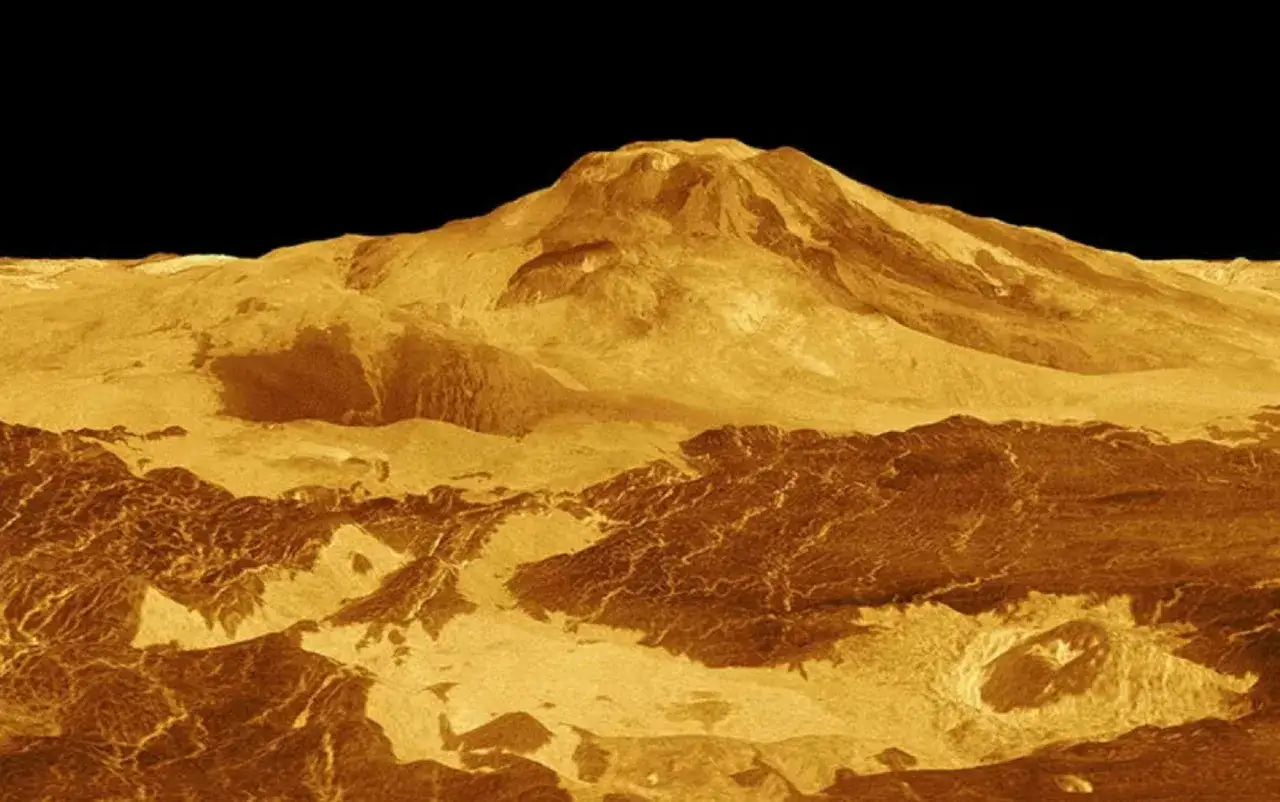 En bergig, gulaktig yta med kratrar och en stor vulkan i bakgrunden. Detta &auml;r en bild av Venus, som ger fakta om planetens dramatiska landskap.