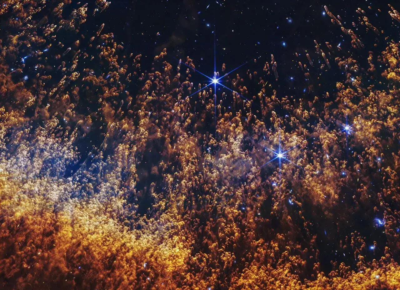 Kosmiskt fyrverkeri i helixnebulosan, med glödande gasmoln och stjärnor som lyser starkt mot den mörka rymden.