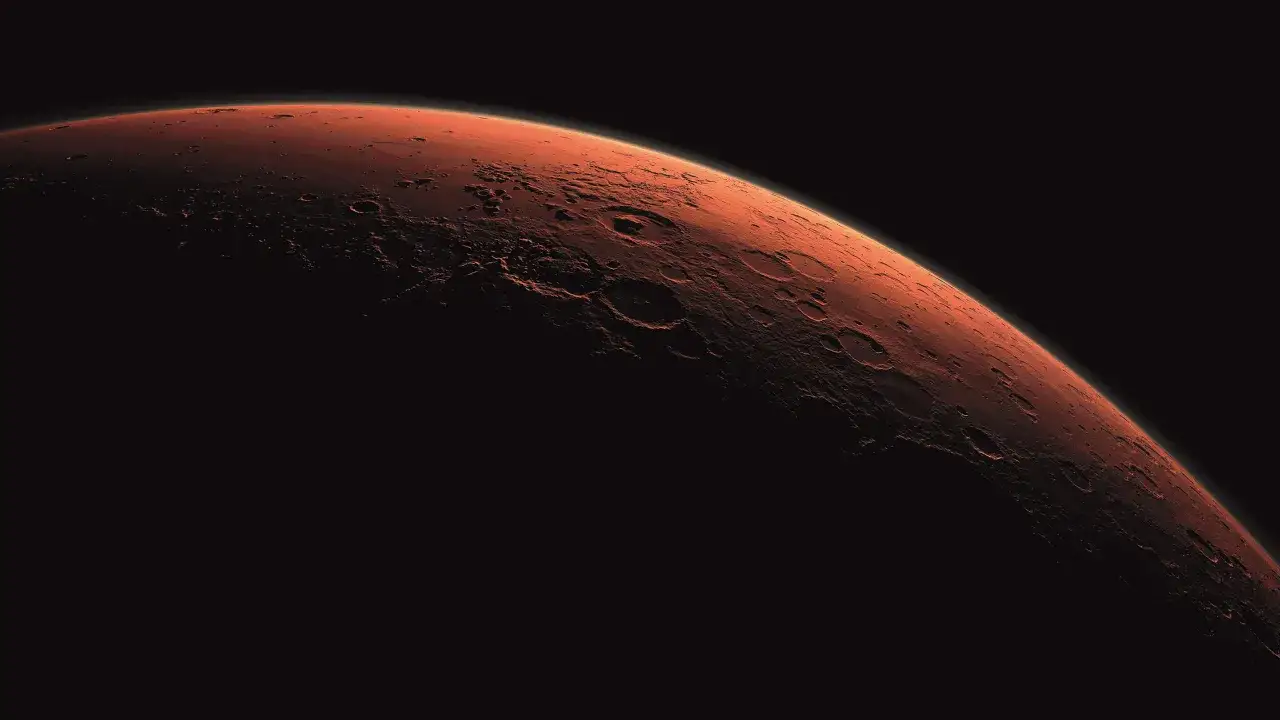 Mars, den r&ouml;da planeten, med sina kratrar och &ouml;kenlandskap, en dr&ouml;m om mars one.