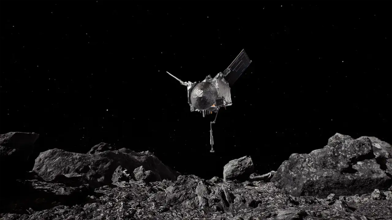 OSIRIS-REx svävar över Bennu. Rymdsonden närmar sig asteroidens steniga yta för att samla prover.