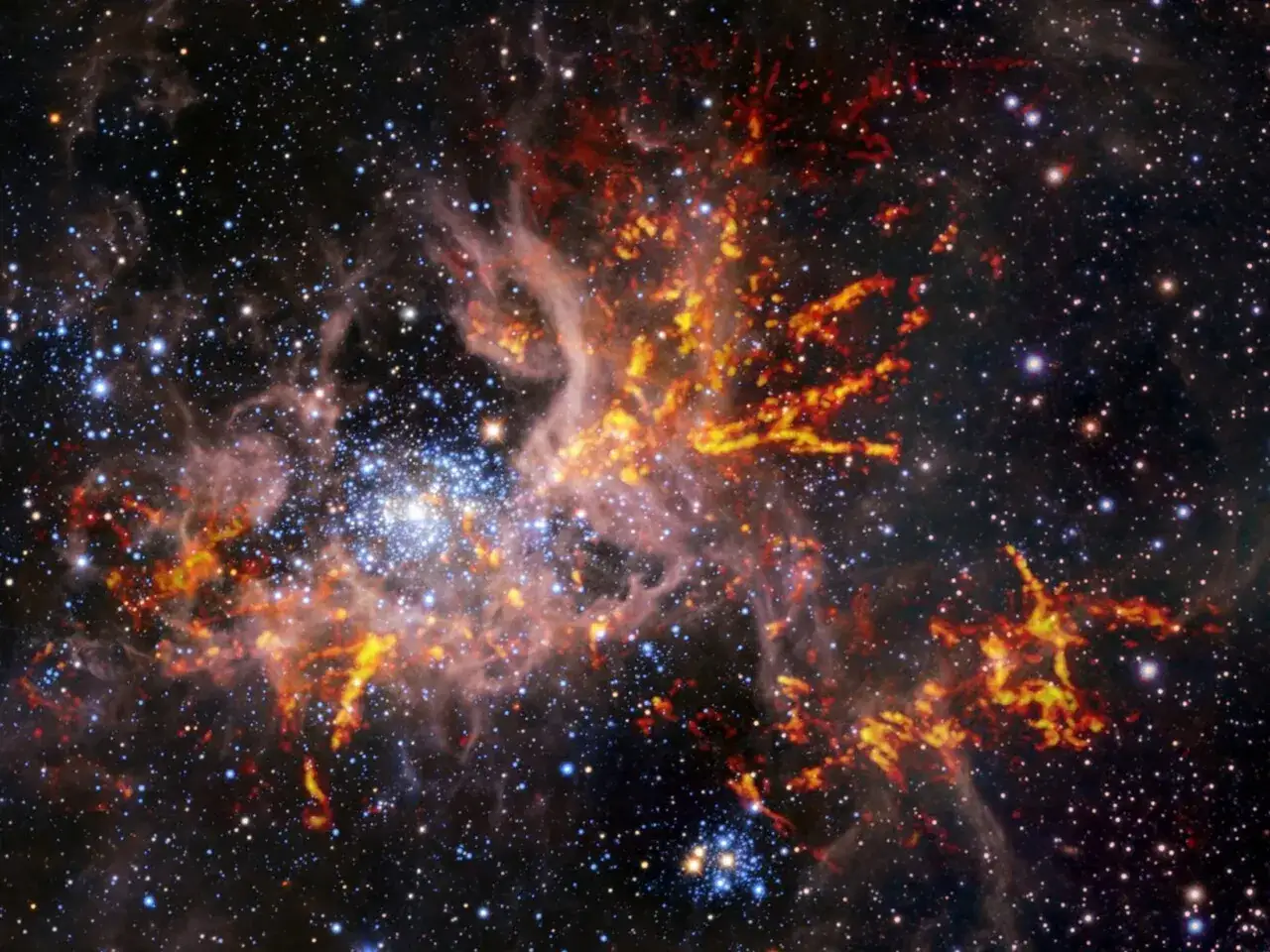 En gl&ouml;dande gasnebulosa med stj&auml;rnor, som visar hur bildas en nebulosa.