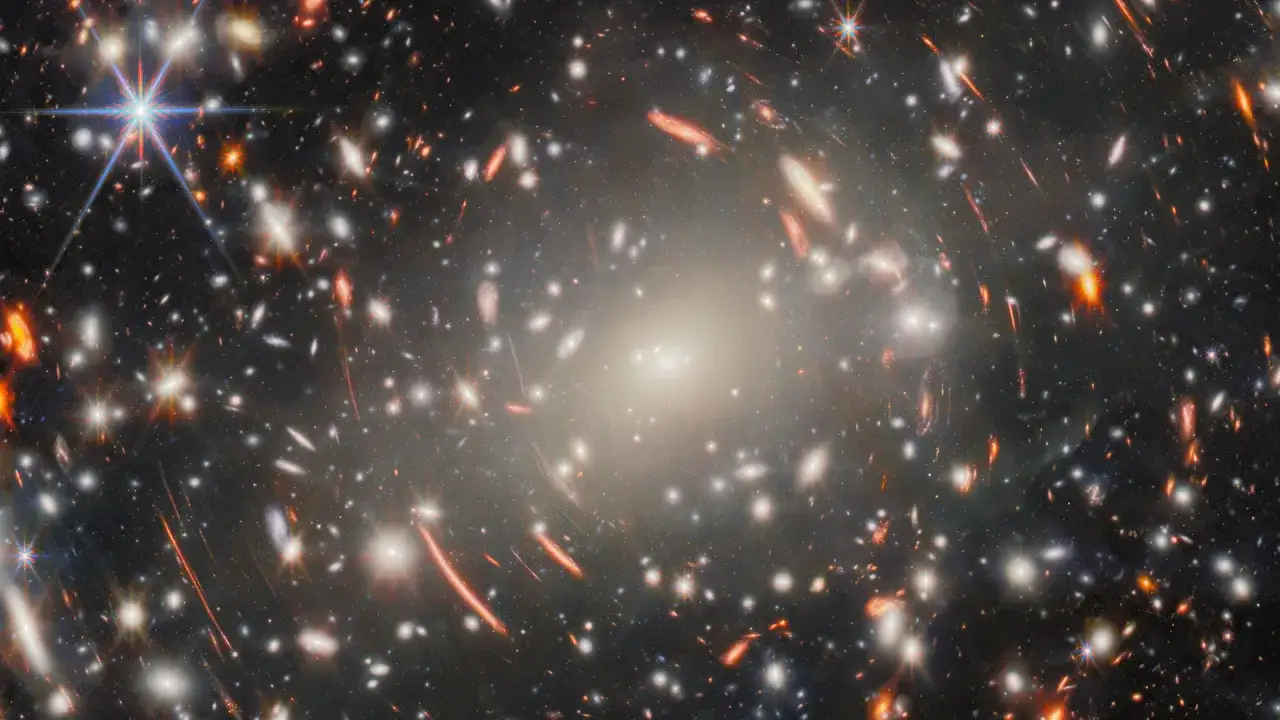 Enorm m&auml;ngd galaxer och stj&auml;rnor i yttre rymden, med en stor ljus galax i mitten.