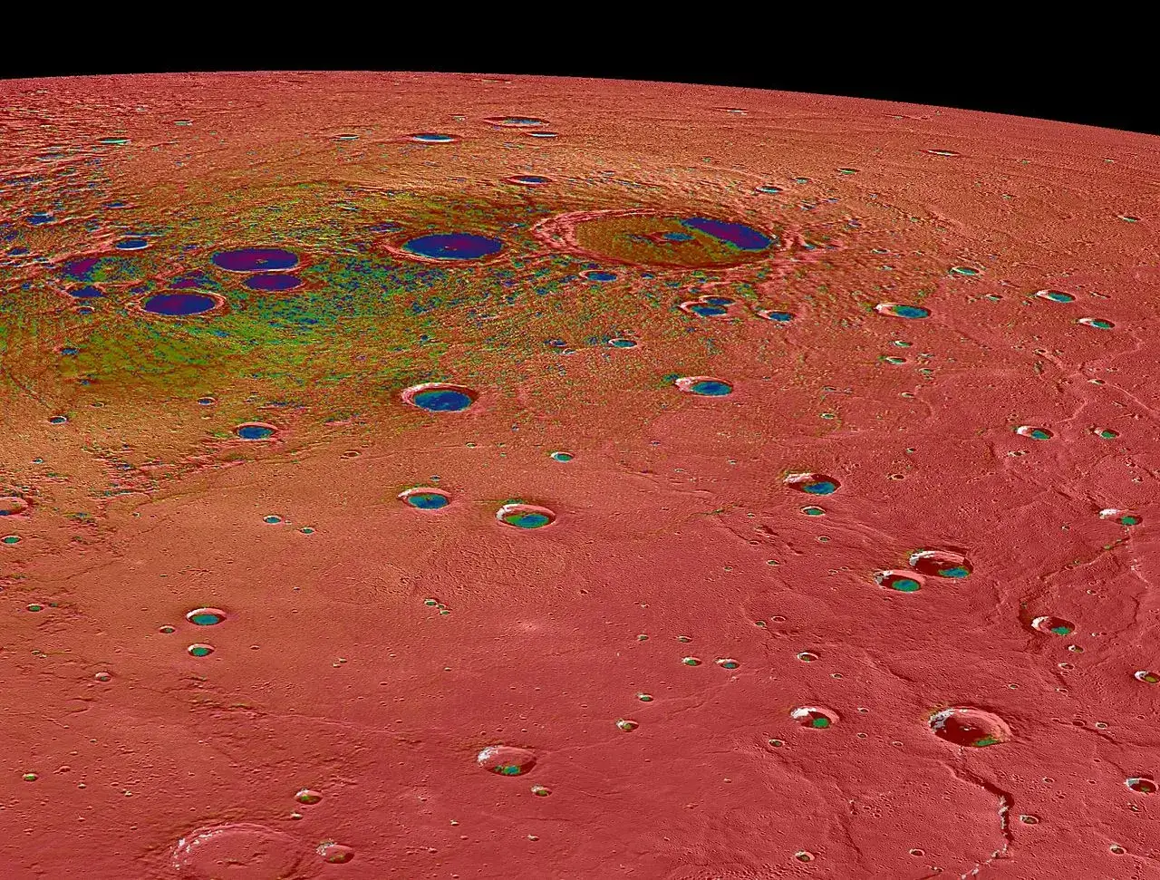 Fakta om Merkurius: En f&auml;rgkodad bild visar planetens kratert&auml;ckta yta med bl&aring; och gr&ouml;na nyanser som indikerar olika mineraler.