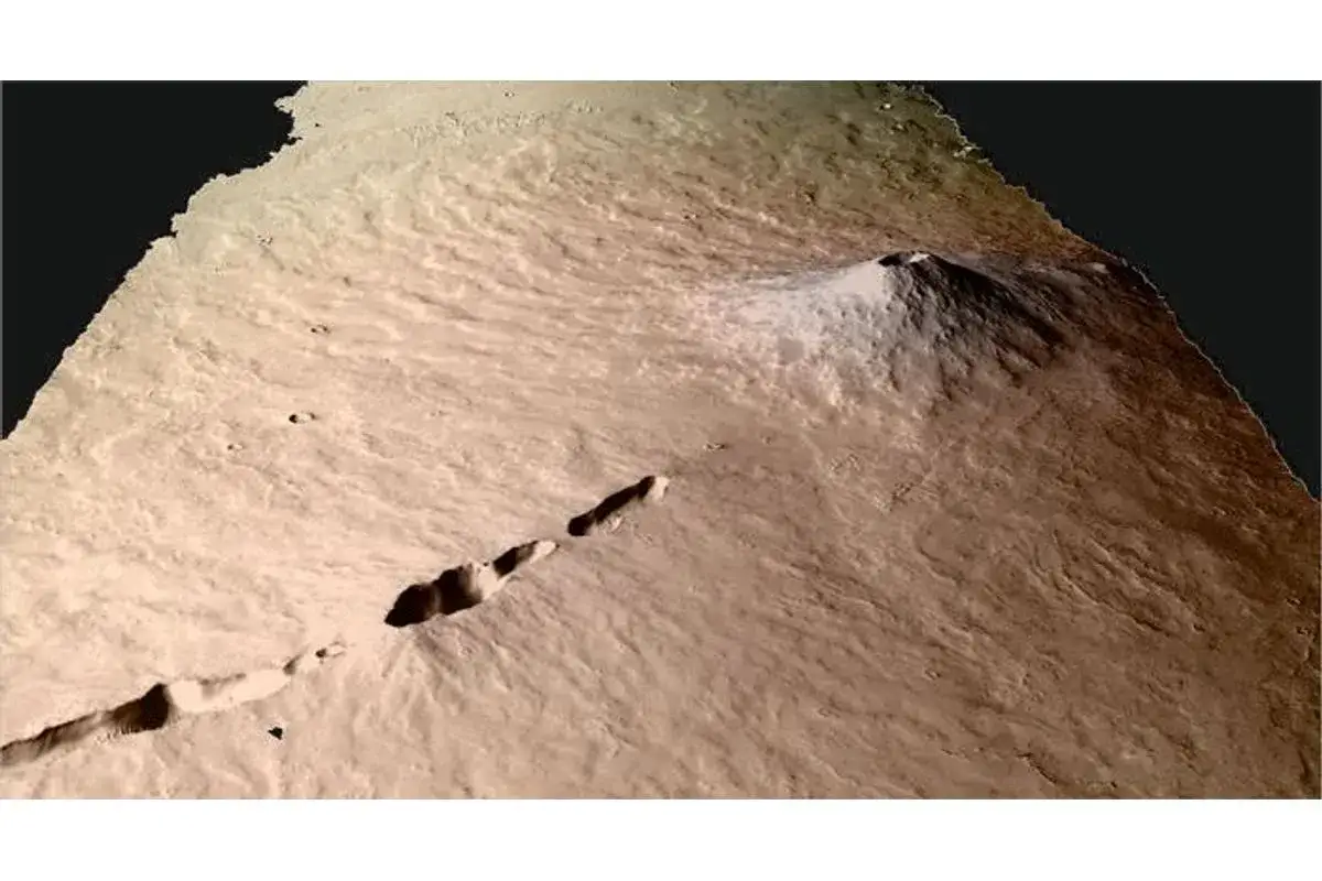 Enorm vulkanisk formation p&aring; mars berg, med en krater i toppen och en l&aring;ng spricka i sluttningen.