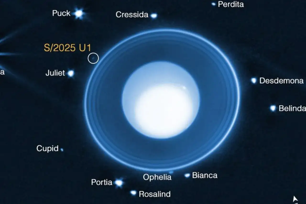 Uranus med sina ringar och m&aring;nar som Puck, Juliet och Cressida. Bilden visar en del av uranus omloppsbana runt solen.