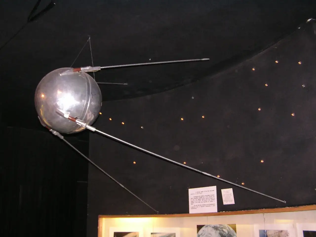 En modell av Sputnik 1, v&auml;rldens f&ouml;rsta satellit, h&auml;nger i luften.