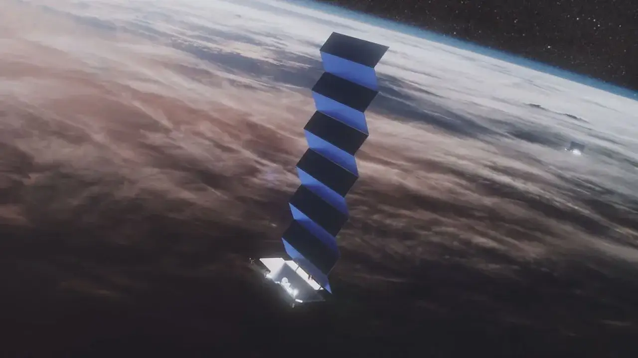 En zig-zagformad satellit, en av Elon Musks satelliter, sv&auml;var ovanf&ouml;r jordens molnt&auml;cke.