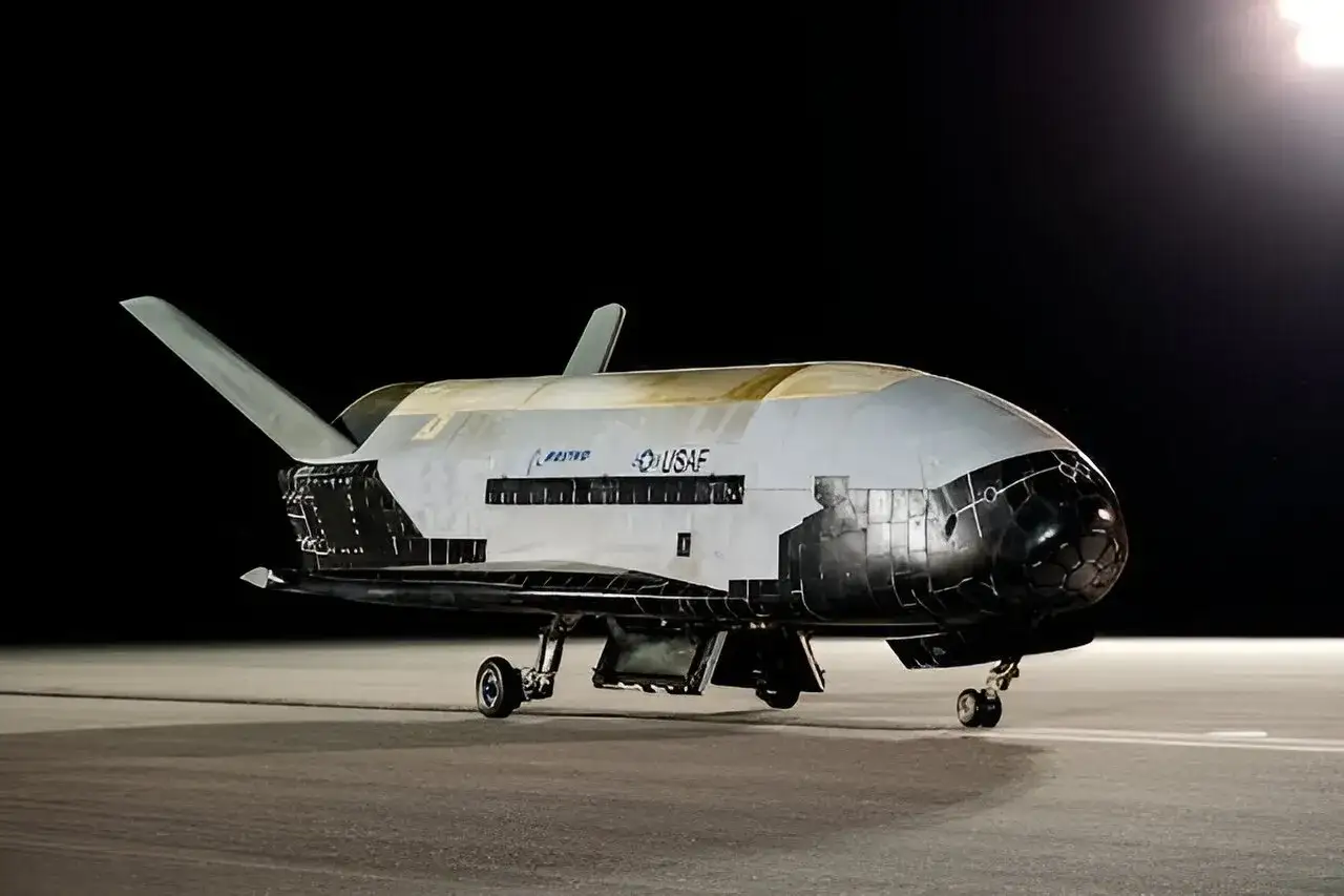 Boeing X-37B rymdfarkost, en drömjaktare redo för uppdrag.