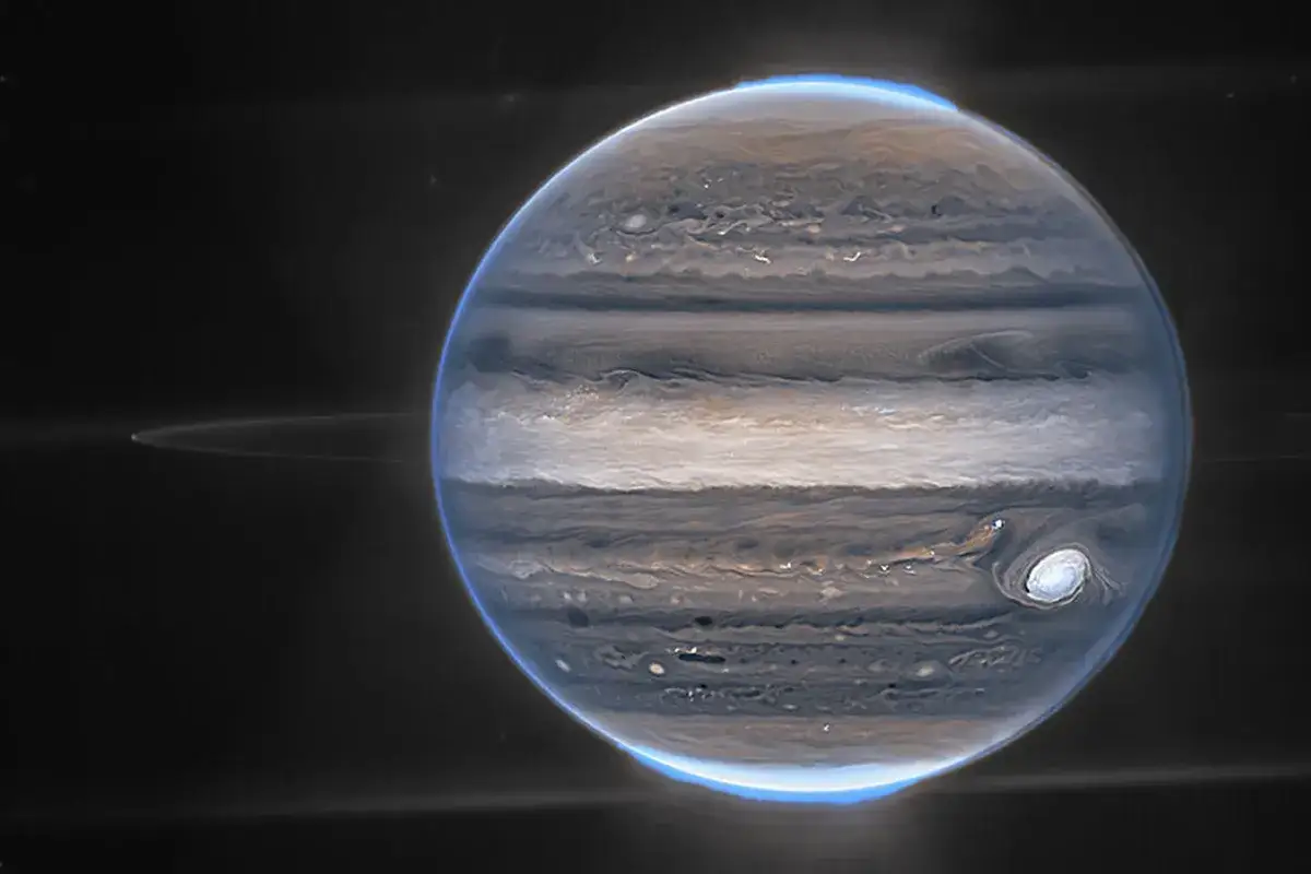 Jupiters virvlande moln och en svag ring syns tydligt runt jupiter. Den stora röda fläcken är en storm.