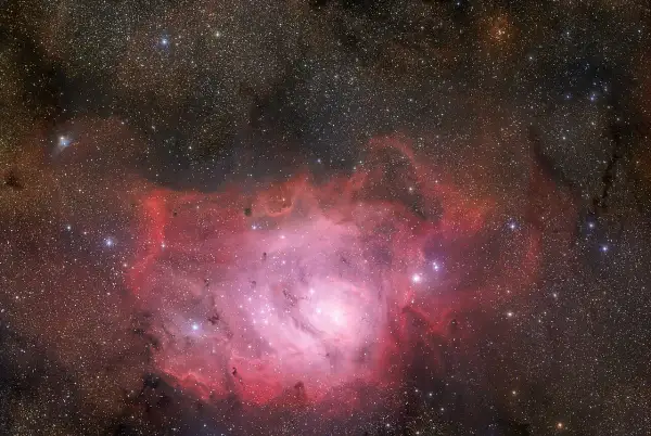 Lagoonnebulosan lysande rosa gasmoln och stjärnor, en kosmisk oas.