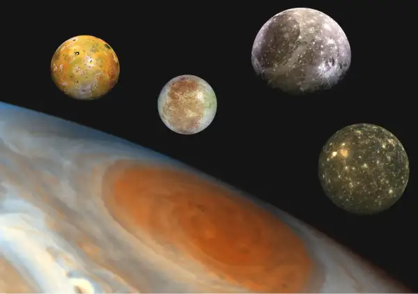 Jupiters fyra största månar – Io, Europa, Ganymedes och Callisto – kretsar runt den gigantiska gasplaneten.