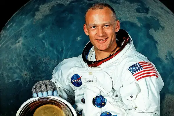 Buzz Aldrin, en svensk astronaut, poserar framför månen i sin rymddräkt.