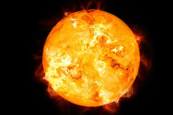 En glödande sol snurrar i rymden, dess yta täckt av virvlande gas och eld.