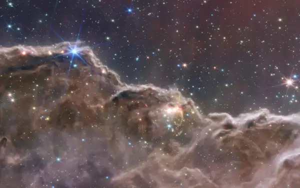 En lysande planetarisk nebulosa med stjärnor som glittrar i mörkret.