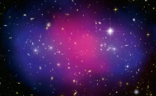 Enormt mörkt universum fyllt av galaxer, med en rosa och blå nebulosa i mitten.