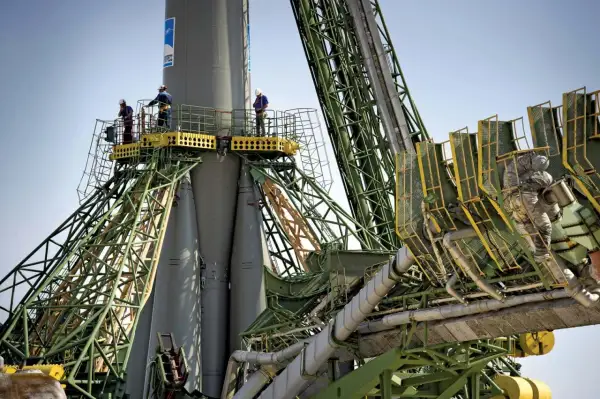 Arbetare inspekterar en raket vid Baikonur kosmodrom.
