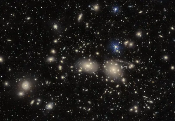 En djup rymdbild visar otaliga galaxer, som ger ledtrådar om hur snabbt universum expanderar.