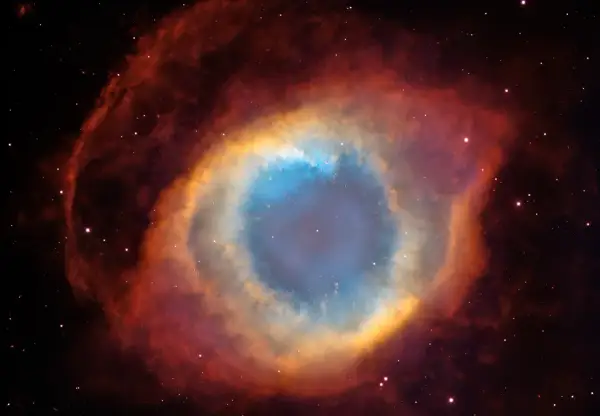 Enormt kosmiskt öga av gas och stoft, en **veil nebula** som lyser i blått, gult och rött.