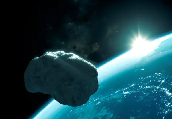 En stor asteroid svävar nära jorden. Solen går upp över planeten, som lyser med stadsljus.
